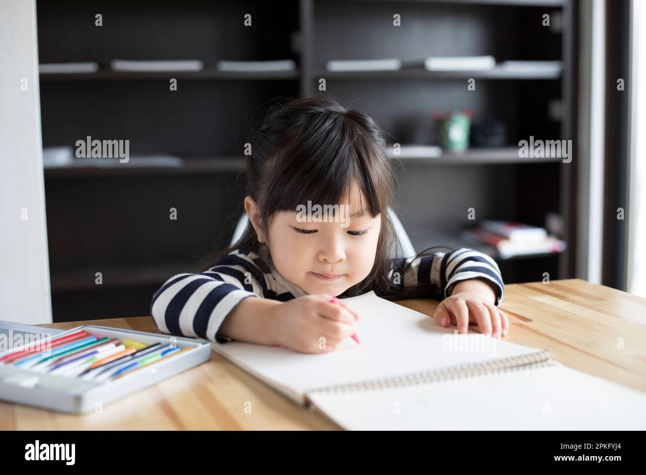 Fille dessin dans Sketchbook Banque D'Images