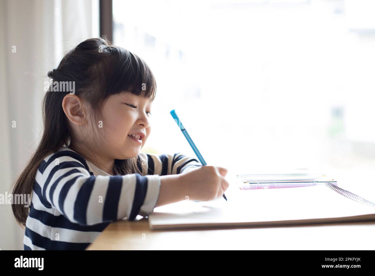 Fille dessin dans son carnet de croquis Banque D'Images