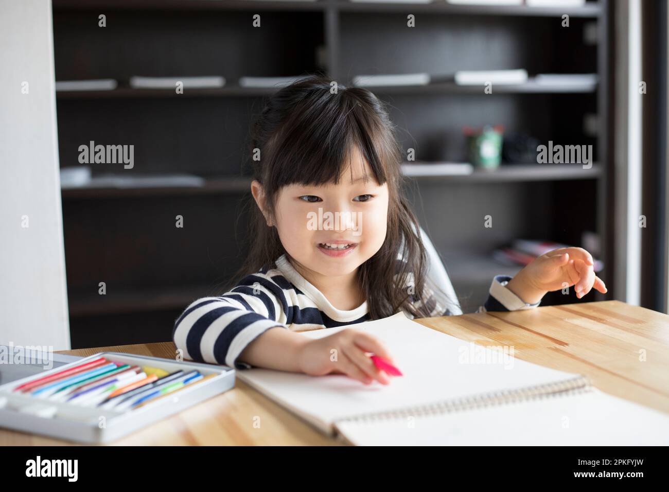 Fille dessin dans Sketchbook Banque D'Images