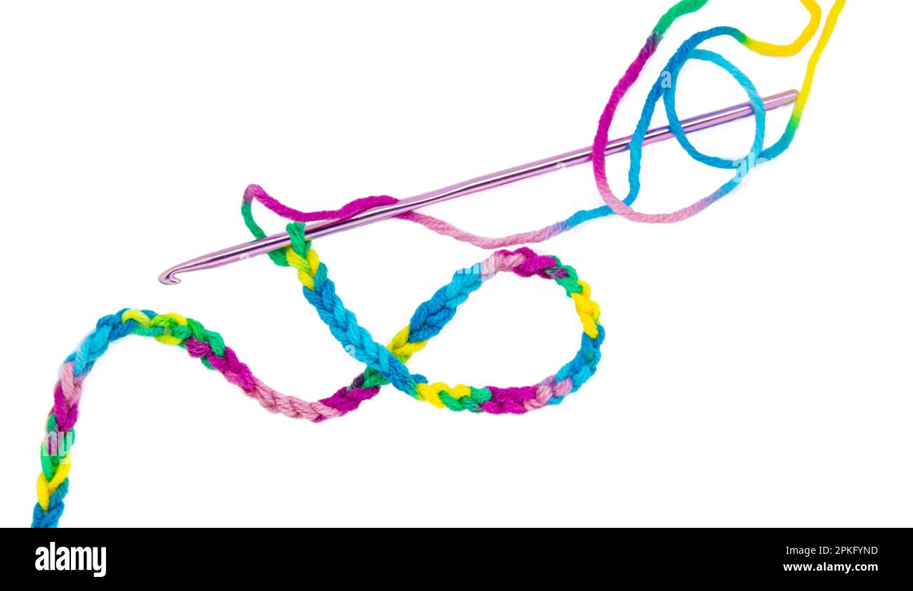 Fil multicolore isolé sur fond blanc. Mise au point sélective. couleur. Banque D'Images