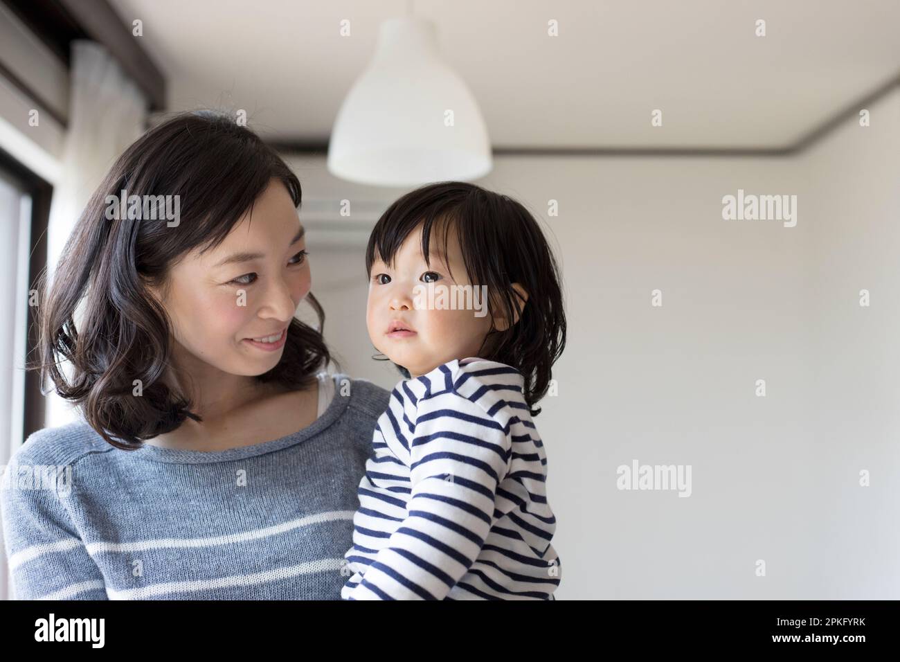 Enfant porté par la mère Banque D'Images