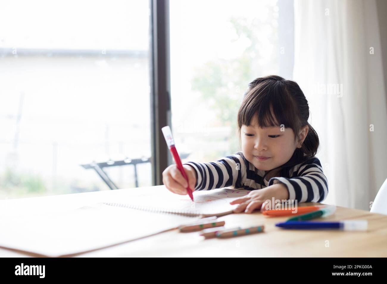 Fille dessin dans son carnet de croquis Banque D'Images
