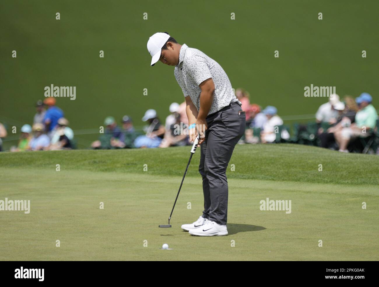 Augusta, États-Unis. 07th avril 2023. Tom Kim, de Corée du Sud, fait un putt sur le green 9th au cours de la deuxième journée du tournoi de Masters au club de golf national d'Augusta, Géorgie, vendredi, 7 avril 2023. Photo de Bob Strong/UPI crédit: UPI/Alay Live News Banque D'Images