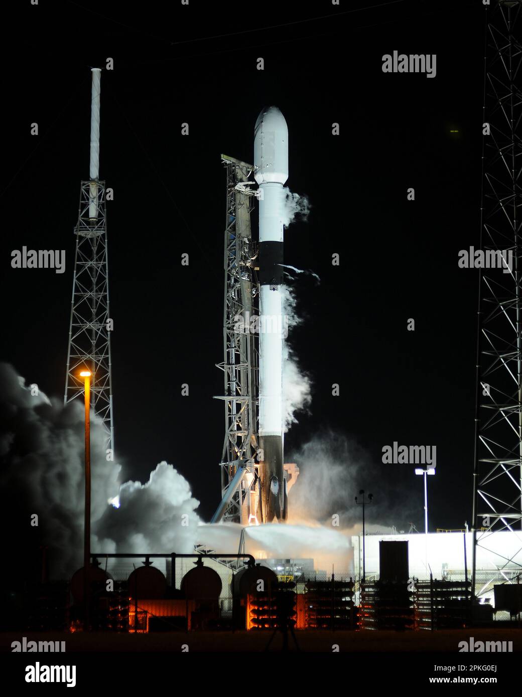 La fusée SpaceX Falcon 9 est lancée vendredi à partir du complexe 40 à la station de la Force spatiale du Cap-Canaveral, 7 avril 2023. Falcon améliore le satellite de communication Intelsat 40E en plus de la surveillance des émissions troposphériques de la pollution de la NASA, ou engin spatial « TEMPO » à 12:30 AM. Photo de Joe Marino/UPI crédit: UPI/Alay Live News Banque D'Images