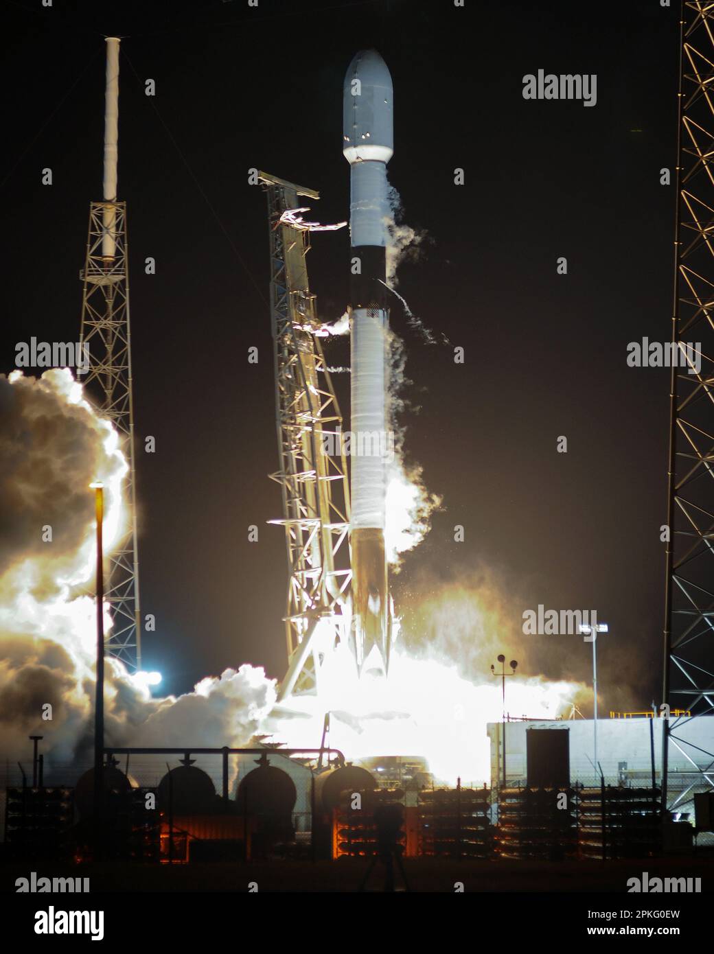 La fusée SpaceX Falcon 9 est lancée vendredi à partir du complexe 40 à la station de la Force spatiale du Cap-Canaveral, 7 avril 2023. Falcon améliore le satellite de communication Intelsat 40E en plus de la surveillance des émissions troposphériques de la pollution de la NASA, ou engin spatial « TEMPO » à 12:30 AM. Photo de Joe Marino/UPI crédit: UPI/Alay Live News Banque D'Images