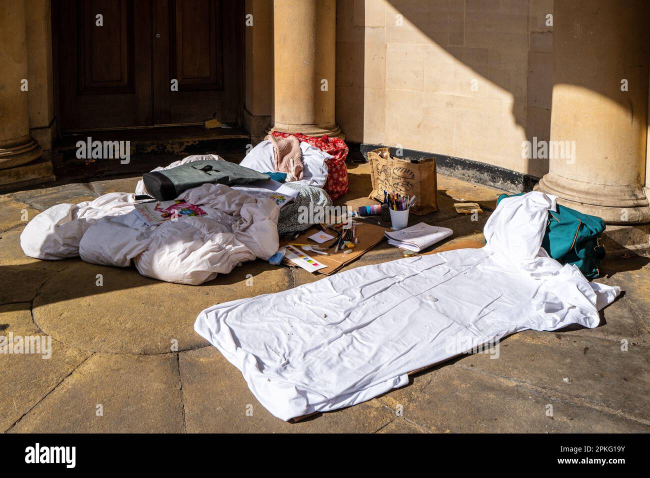 Literie sans-abri à la porte de l'église à Bath, Angleterre. Artiste. Notion d'inégalité sociale. Gouvernement du Royaume-Uni. Économie britannique. Pauvreté au Royaume-Uni. Banque D'Images