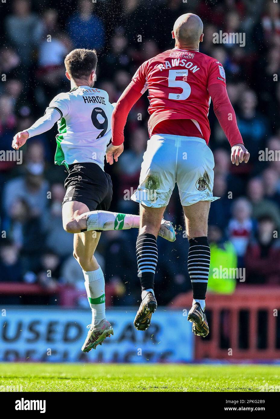 Ryan Hardie #9 de Plymouth Argyle combat dans les airs avec Farrend Rawson #5 de Morecambe pendant le match Sky Bet League 1 Morecambe contre Plymouth Argyle au stade Mazuma, Morecambe, Royaume-Uni, 7th avril 2023 (photo de Stan Kasala/News Images) Banque D'Images