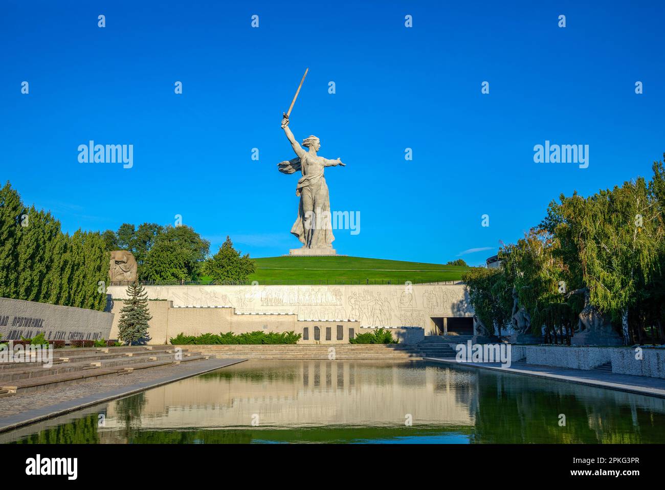 VOLGOGRAD, RUSSIE - 19 SEPTEMBRE 2021 : composition de sculptures « Meloland Calls! » Sur Mamayev Kurgan, Volgograd Banque D'Images VOLGOGRAD, RUSSIE - 19 SEPTEMBRE 2021 : composition de sculptures « Meloland Calls! » Sur Mamayev Kurgan, Volgograd Banque D'Images