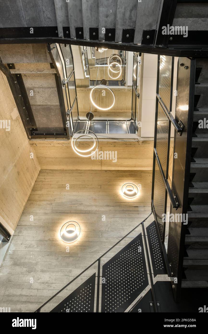 l'intérieur d'un bâtiment qui semble passer par un trou dans le sol à une autre pièce Banque D'Images