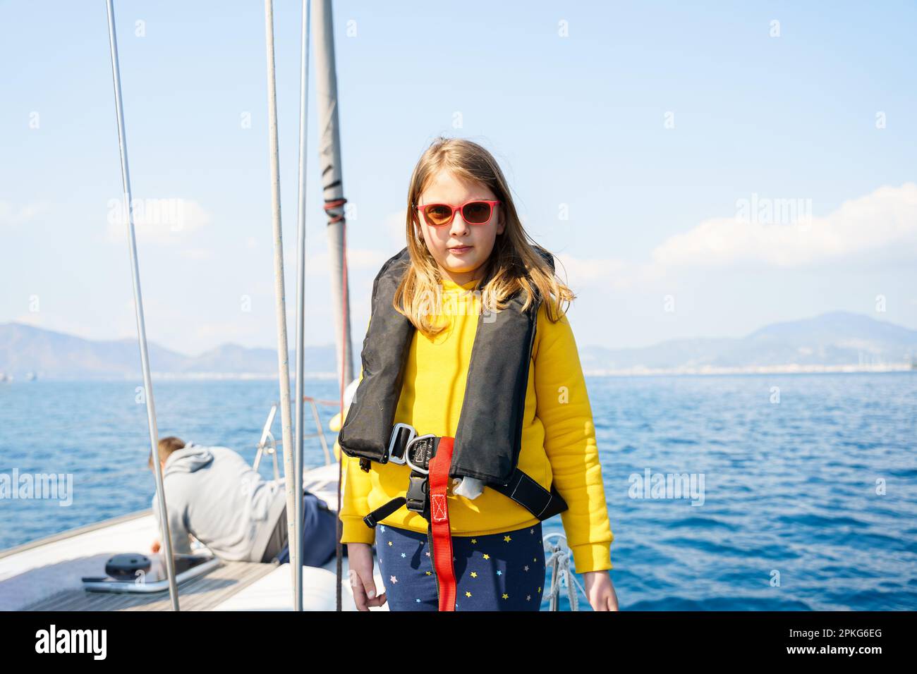 Voyage voile sur sport mer luxe yacht. Croisière familiale d'été de yachting. Enfants, marin enfant fille voile dans la petite veste de vie sûre. Ocean shi Banque D'Images