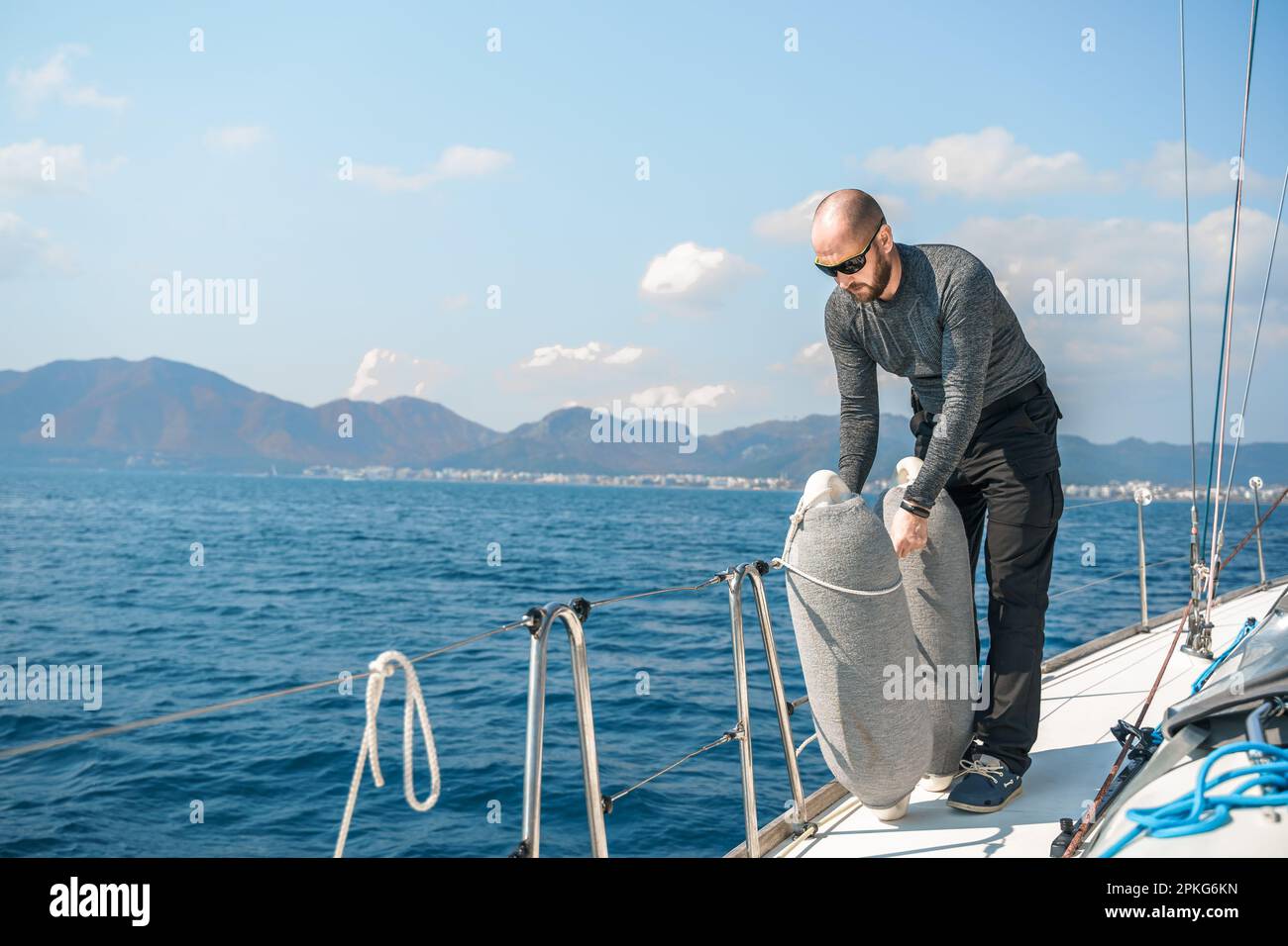 Voyage course voile sur le sport professionnel yacht de mer. Aile d'amarrage. Croisière de vacances d'été à la voile. Capitaine yachtsman voile. Ocean ship boa voyage. E Banque D'Images