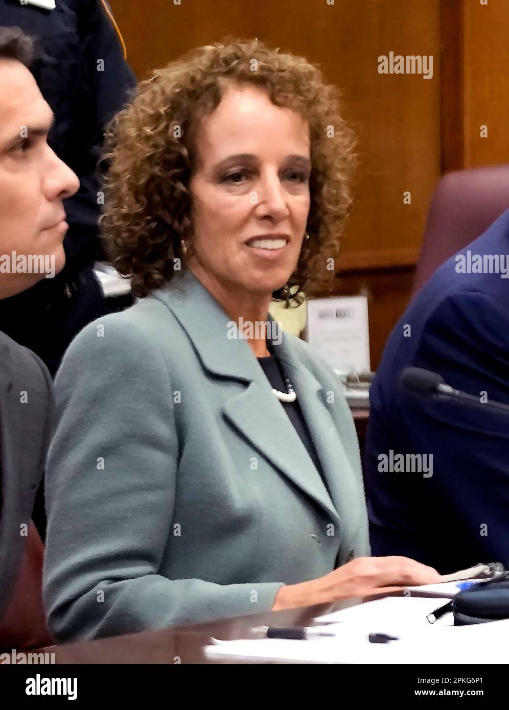 Le procureur Susan Necheles, membre de l’ancienne équipe de défense criminelle du président américain Donald Trumps, regarde Trump apparaître au palais de justice pénale de Manhattan pour son accusation, mardi, 4 avril 2023, à New York, Crédit de New York : Timothy A. Clary/Pool via CNP Banque D'Images