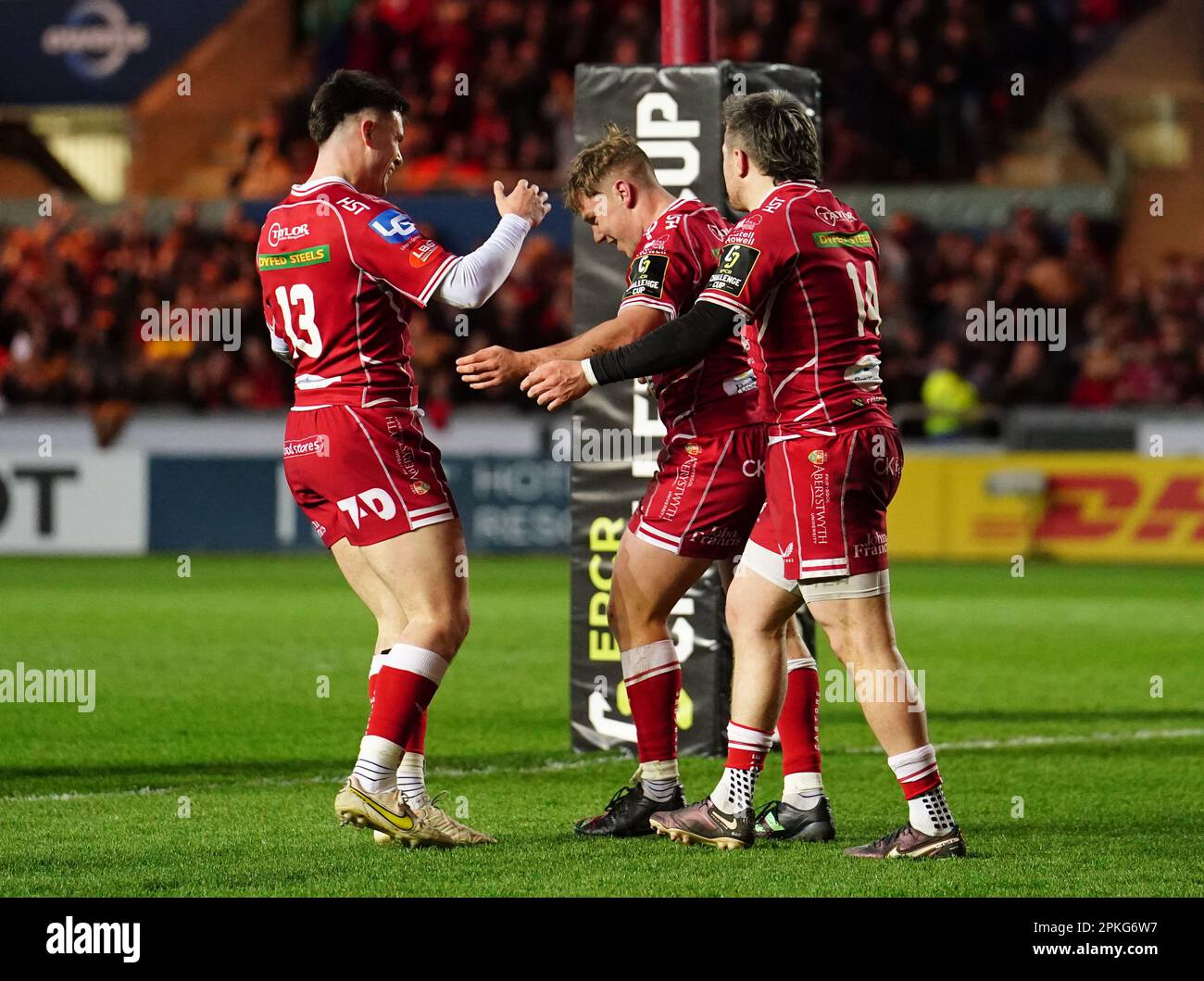 Sam Costelow (au centre) de Scarlets célèbre la deuxième tentative du match avec les coéquipiers Joe Roberts et Steff Evans lors de la coupe du défi européen, quart de finale au Parc y Scarlets, Swansea. Date de la photo: Vendredi 7 avril 2023. Banque D'Images