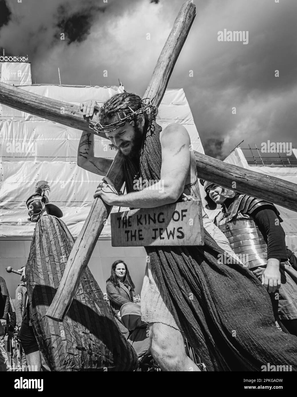 Image en noir et blanc de la passion de Jésus, et croxifixion par les joueurs de Wintershall à Trafalgar Square, Londres. Banque D'Images