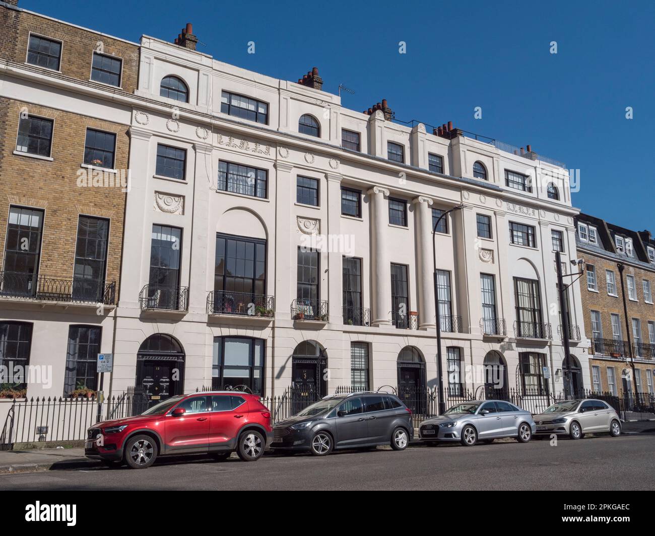 Vue générale de la propriété sur la plaque de lac mecklembourgeoise, Londres, WC1N, Royaume-Uni. Banque D'Images