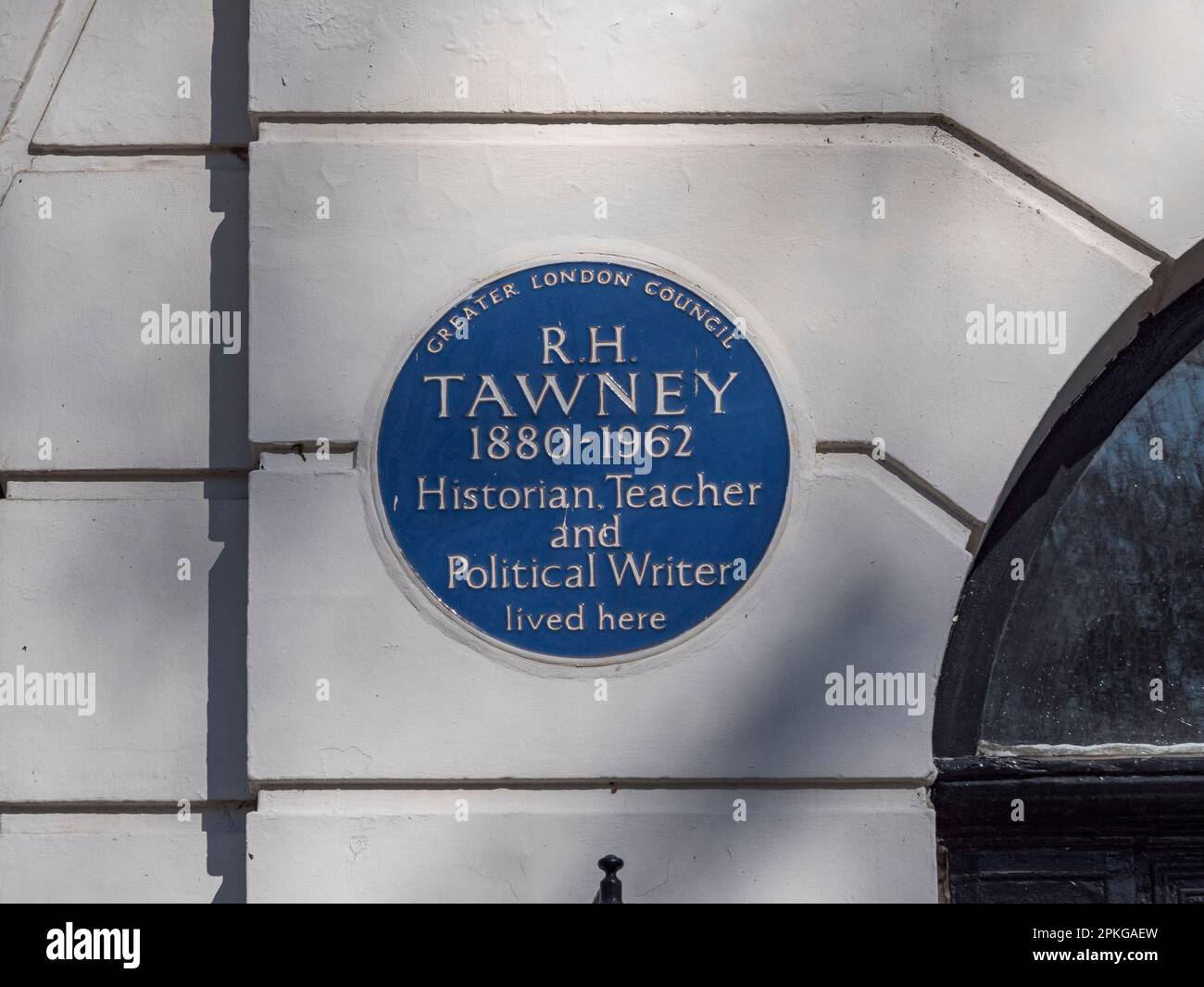 Plaque bleue pour historien et professeur, RH Tawney au 21 plaque de lac mecklembourgeoise, Londres, Royaume-Uni. Banque D'Images