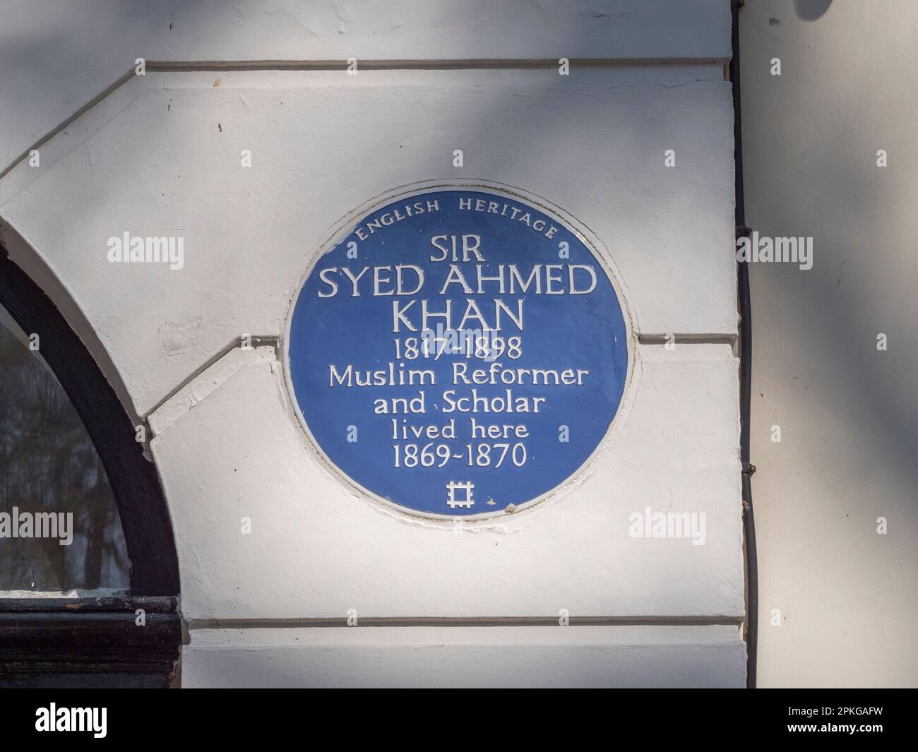 Plaque bleue pour le réformateur musulman Sir Syed Ahmed Khan (1817-1898) au 21 plaque de lac mecklembourgeoise, Londres, Royaume-Uni. Banque D'Images