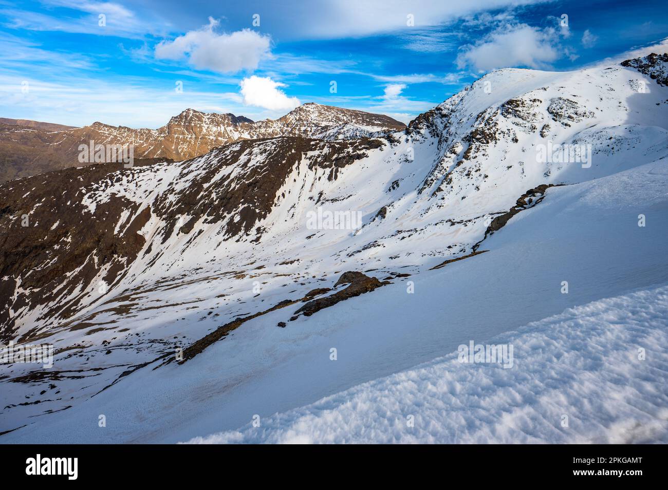 Le Mont Mulhacen, le plus haut sommet de la Sierra Nevada, Espagne. Banque D'Images