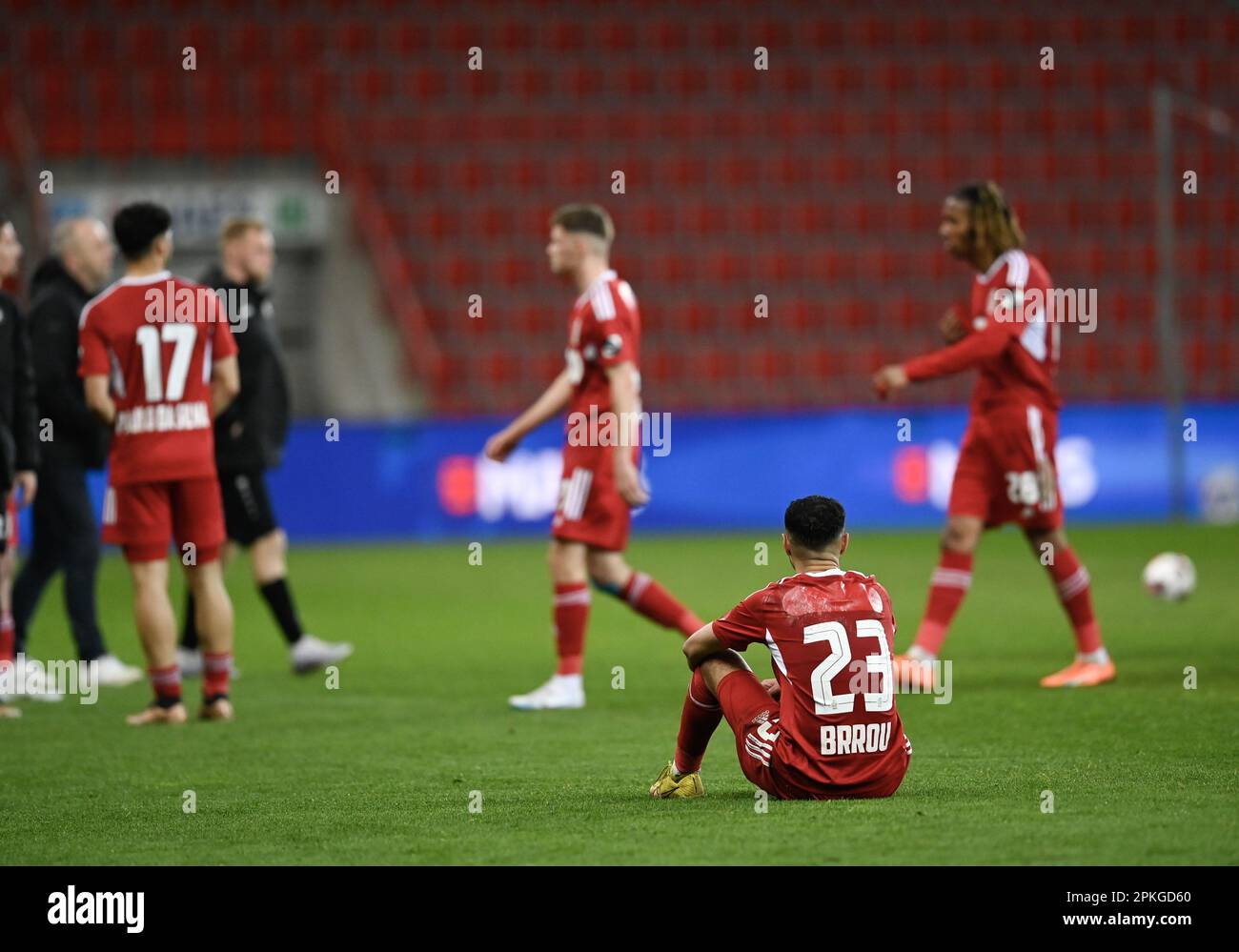 Liège, Belgique. 07th avril 2023. Les joueurs de SL16 réagissent après
