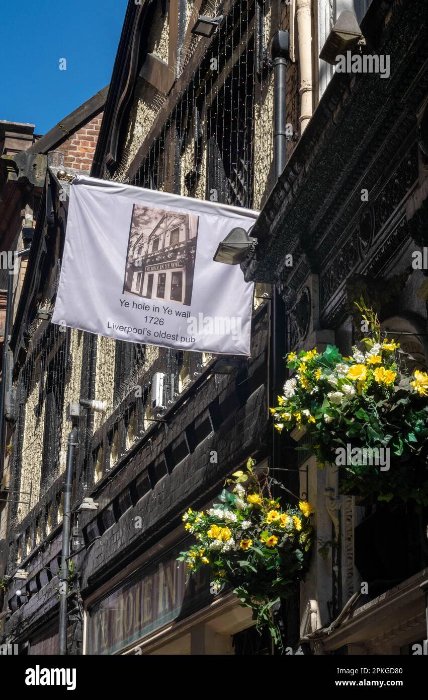 YE Hole dans Ye Wall le plus ancien pub de Liverpool Banque D'Images