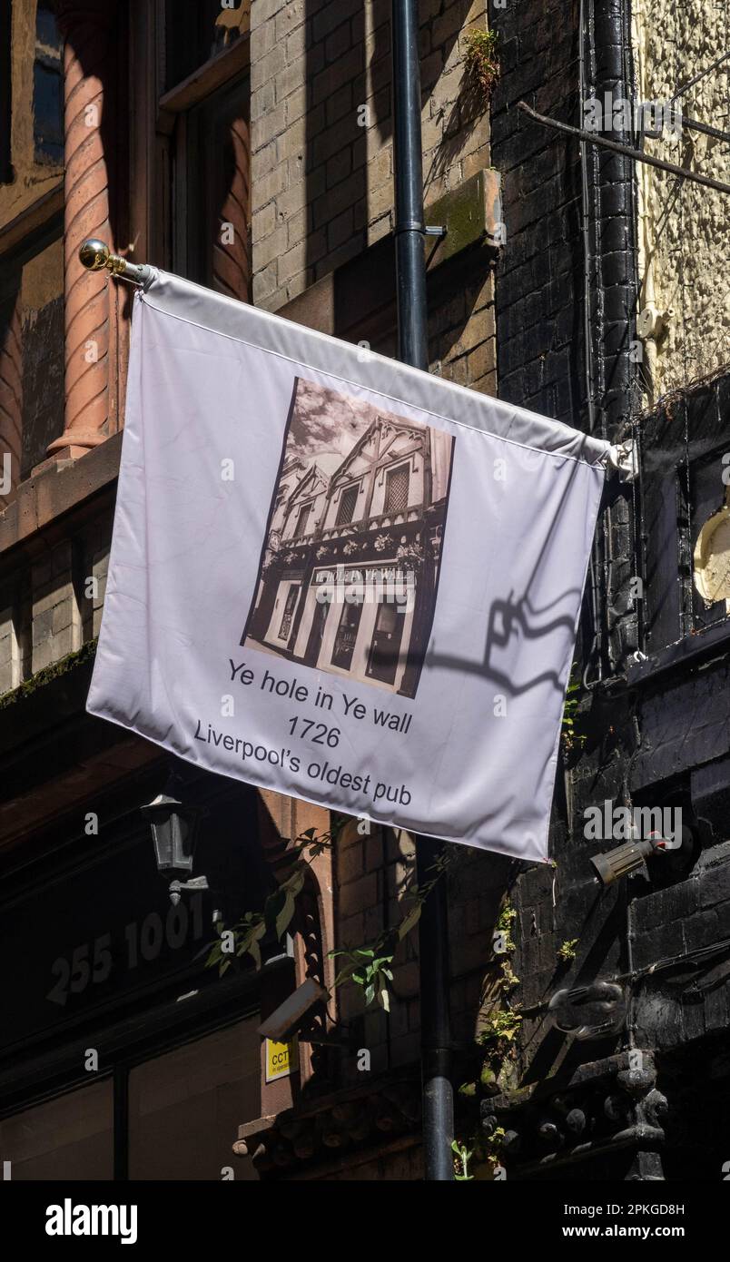 YE Hole dans Ye Wall le plus ancien pub de Liverpool Banque D'Images