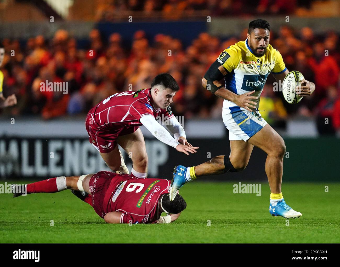 George Moala d'ASM Clermont élude Joe Roberts et Aaron Shingler de Scarlets lors de la coupe du défi européen, quart de finale de match au Parc y Scarlets, Swansea. Date de la photo: Vendredi 7 avril 2023. Banque D'Images