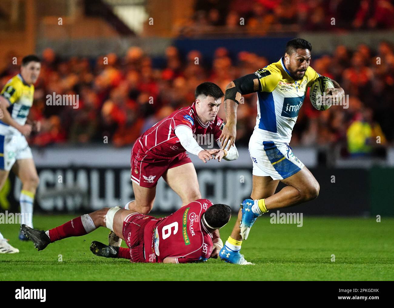 George Moala d'ASM Clermont élude Joe Roberts et Aaron Shingler de Scarlets lors de la coupe du défi européen, quart de finale de match au Parc y Scarlets, Swansea. Date de la photo: Vendredi 7 avril 2023. Banque D'Images