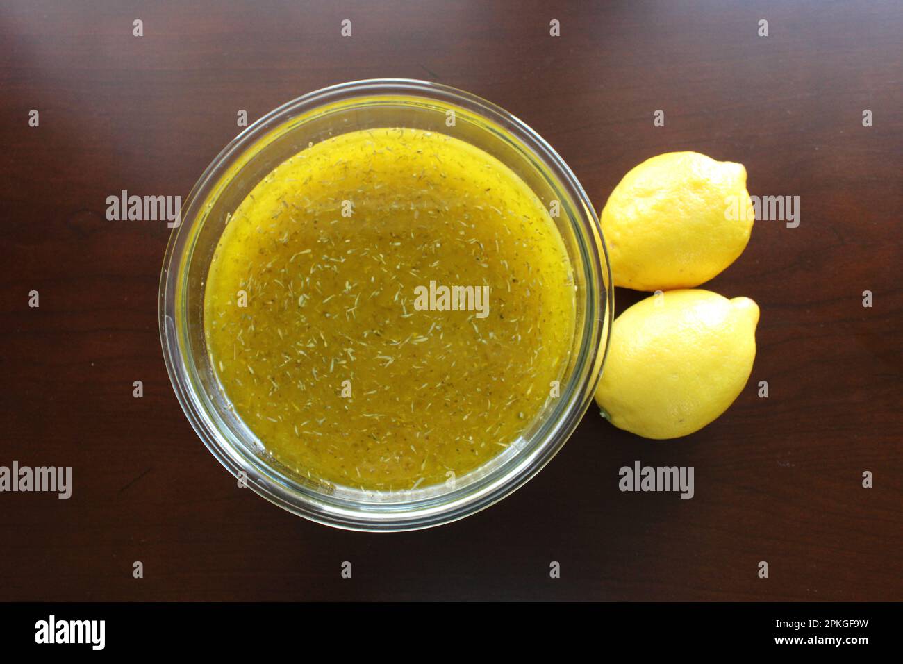 Marinade au citron, citrons entiers, citrons pressés, blogue alimentaire, marinade aux fruits sans fond Banque D'Images