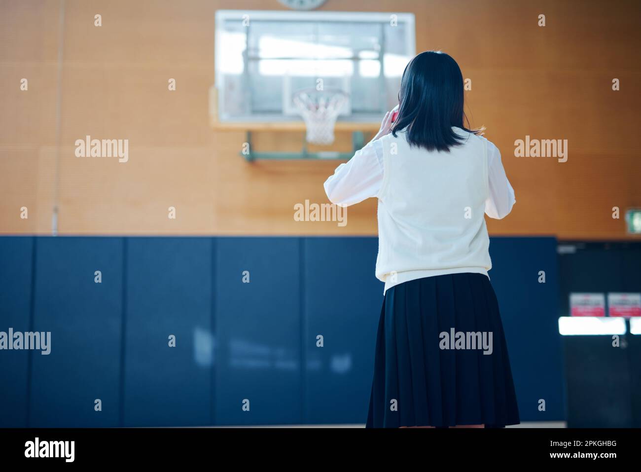 Les filles du lycée jouent au basket-ball dans la salle de gym Banque D'Images