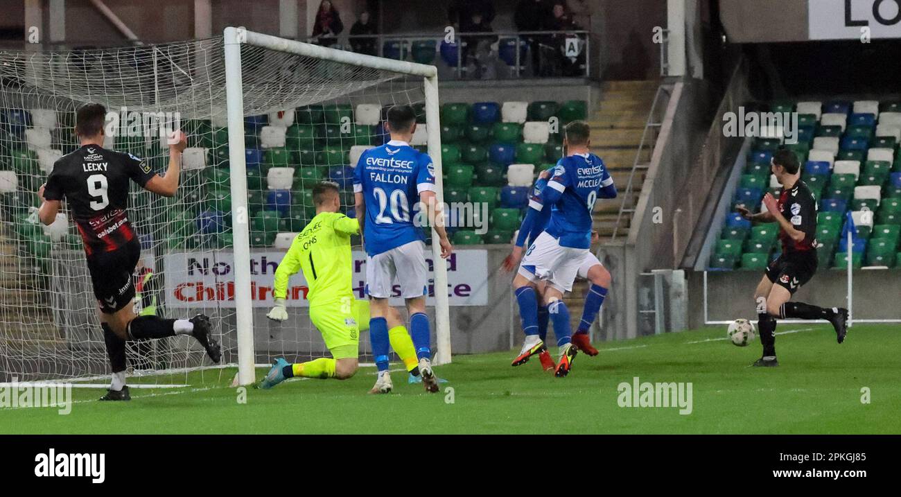 Windsor Park, Belfast, Irlande du Nord, Royaume-Uni. 07 avril 2023. Danske Bank Premiership – Linfield et Crusaders. Action du match de ce soir au parc Windsor (Linfield en bleu). Une chance tardive pour les croisés comme Adam Lecky glisse la balle à travers le goalmouth de Linfield. Crédit : CAZIMB/Alamy Live News. Banque D'Images