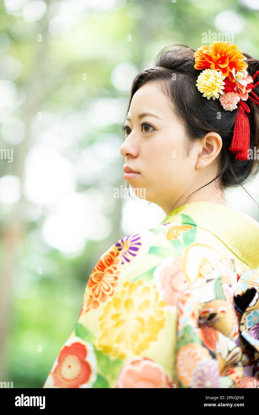 Femme à kimono debout dans la forêt Banque D'Images