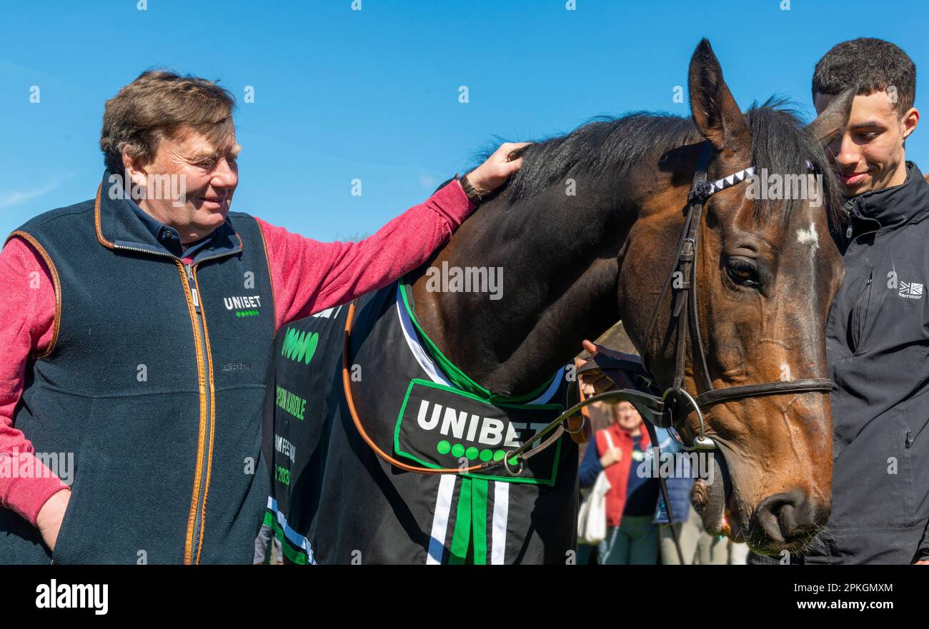 Le jour d'ouverture de Peter O'Sullivan 2023 Lambourn, Lambourn, Berkshire Royaume-Uni - 7 avril 2023 - l'entraîneur de course légendaire Nicky Henderson a donné aux fans l'occasion de voir quelques-unes des stars de sa cour à Seven Barrows, y compris le vainqueur 2023 du Champion de l'obstacle au Festival de Cheltenham 'Constitution Hill'. Credit Gary Blake/Alay Live News Banque D'Images