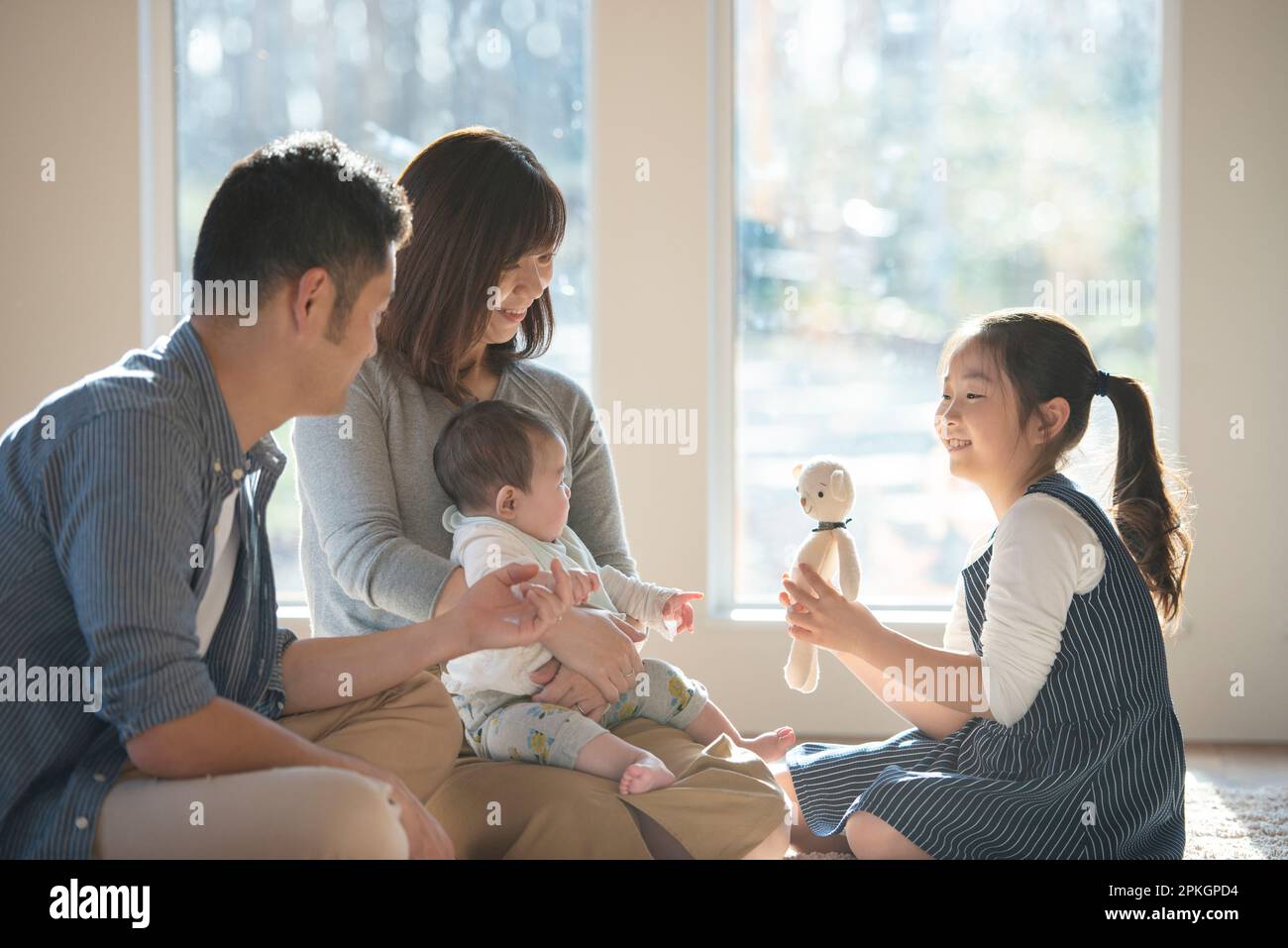 Famille discutant avec bébé Banque D'Images