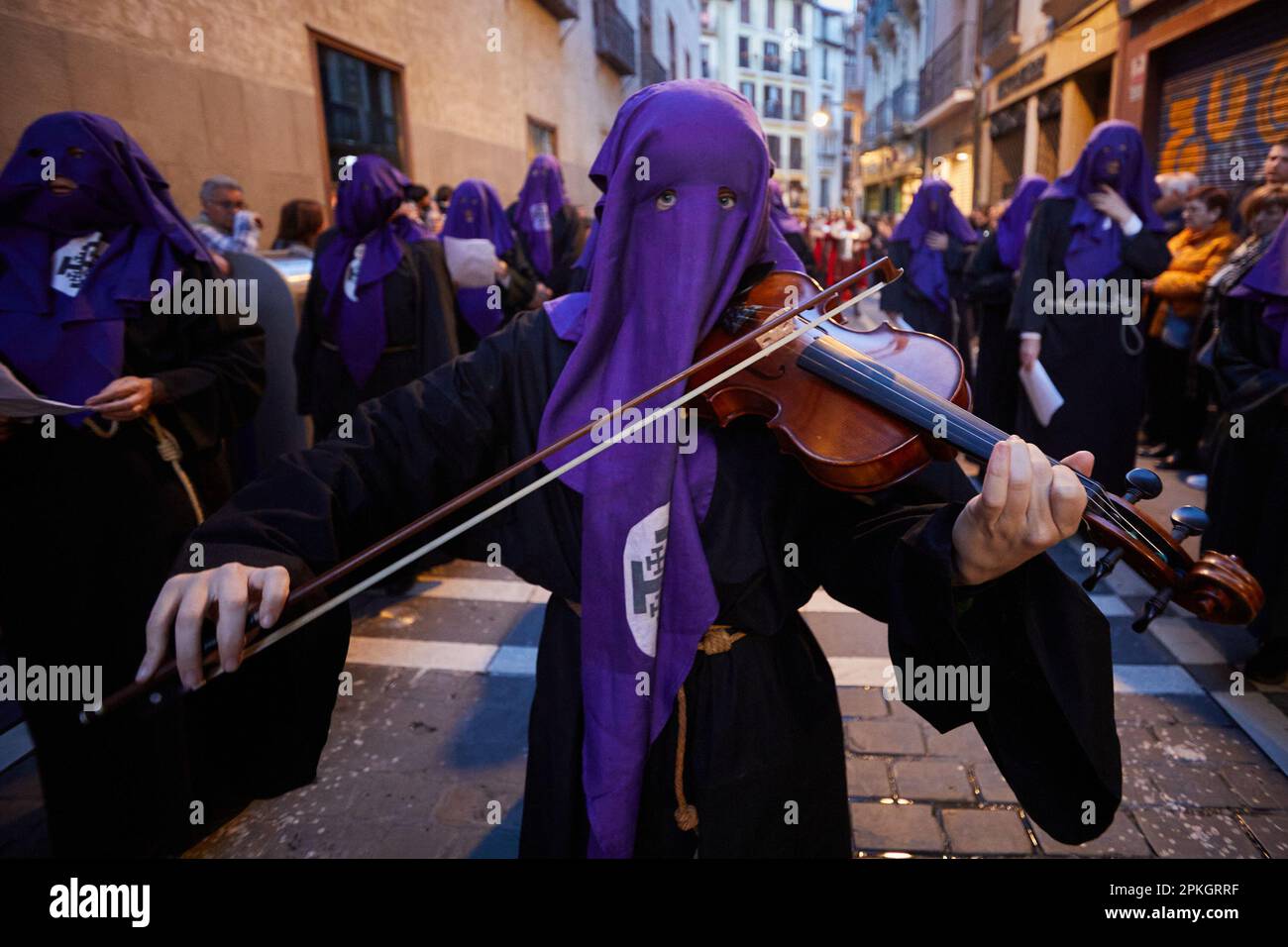 Pampelune, Navarre, Espagne. Espagne.7th avril 2023. Religion. Processions de la semaine Sainte. Procession sainte Buriale le Vendredi Saint à Pampelune, le plus grand moment de la semaine Sainte à Pampelune, Dans lequel douze marches défilent dans les rues de la vieille ville sur un itinéraire de plus de 2 kilomètres et avec la participation de près de 2 000 personnes dans les différents groupes qui participent à la procession à Pampelune (Espagne) sur 7 avril 2023. Credit: Inigo Alzugaray / Alamy Live News Banque D'Images