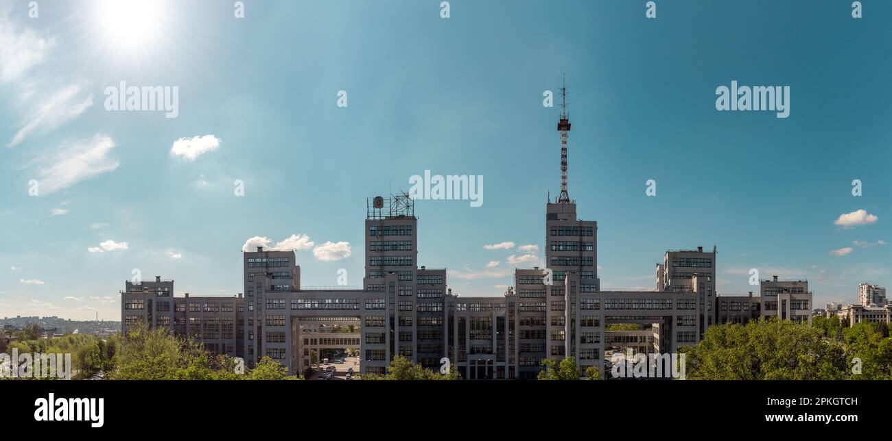 Vue aérienne du bâtiment Derzhprom avec ciel bleu et arbres verts au printemps centre-ville de Kharkiv, Ukraine. Style d'architecture constructiviste Banque D'Images