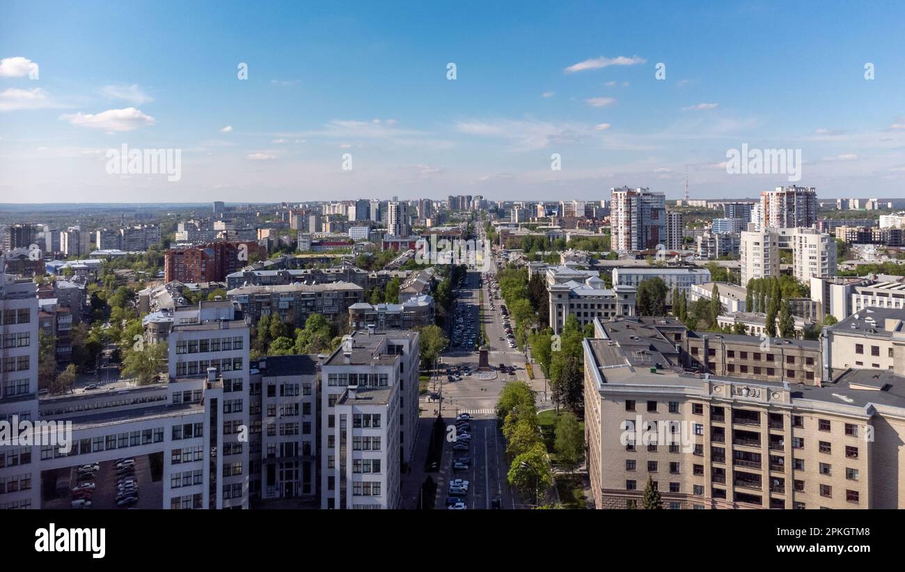 Vue aérienne sur l'avenue Nauky, rue près de Derzhprom avec des voitures roulant au printemps Kharkiv, Ukraine Banque D'Images