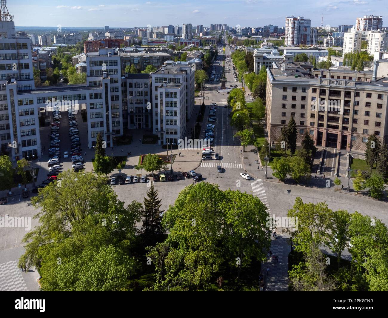 AERIAL Nauky Ave, rue près de Derzhprom avec des voitures conduisant à la place de la liberté au printemps vert Kharkiv, Ukraine Banque D'Images