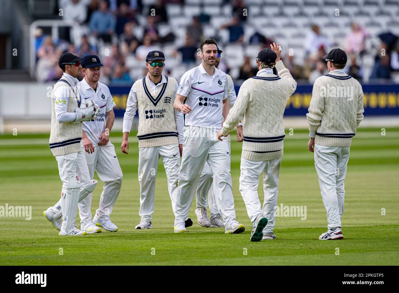 LONDRES, ROYAUME-UNI. 07 avril 2023. Toby Roland-Jones de Middlesex célèbre avec des copains après avoir été barbu par S. Harmer d'Essex pendant LV=Insurance County Championship Middlesex v Essex au terrain de cricket de Lord's vendredi, 07 avril 2023, à LONDRES, EN ANGLETERRE. Credit: Taka Wu/Alay Live News Banque D'Images