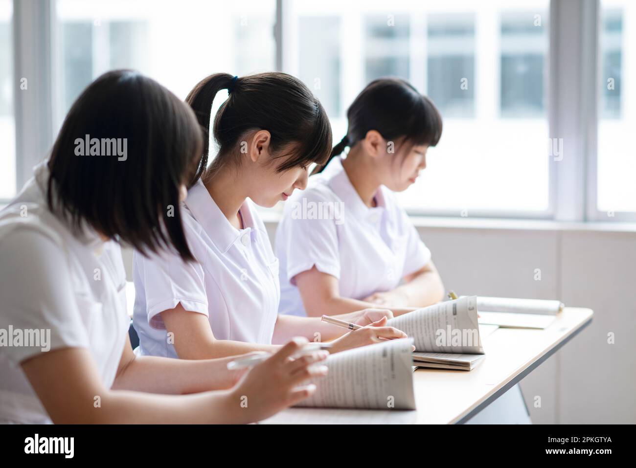 Les étudiants en soins infirmiers qui suivent une classe dans une salle de classe Photo Stock