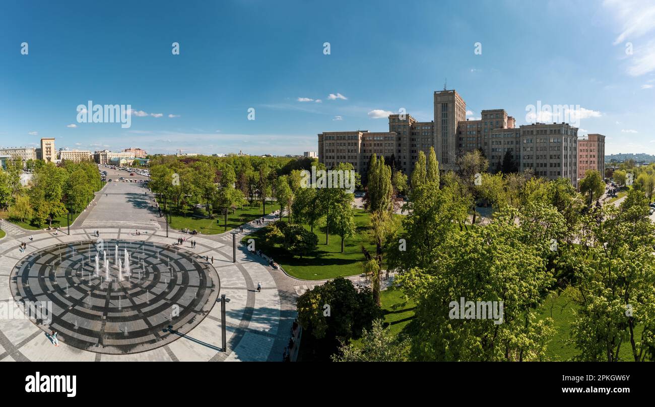 Printemps panorama aérien de l'Université nationale de Karazin bâtiment principal sur la place de la liberté (Svobody) avec fontaine moderne et parc vert. Ville de Kharkiv, UKR Banque D'Images