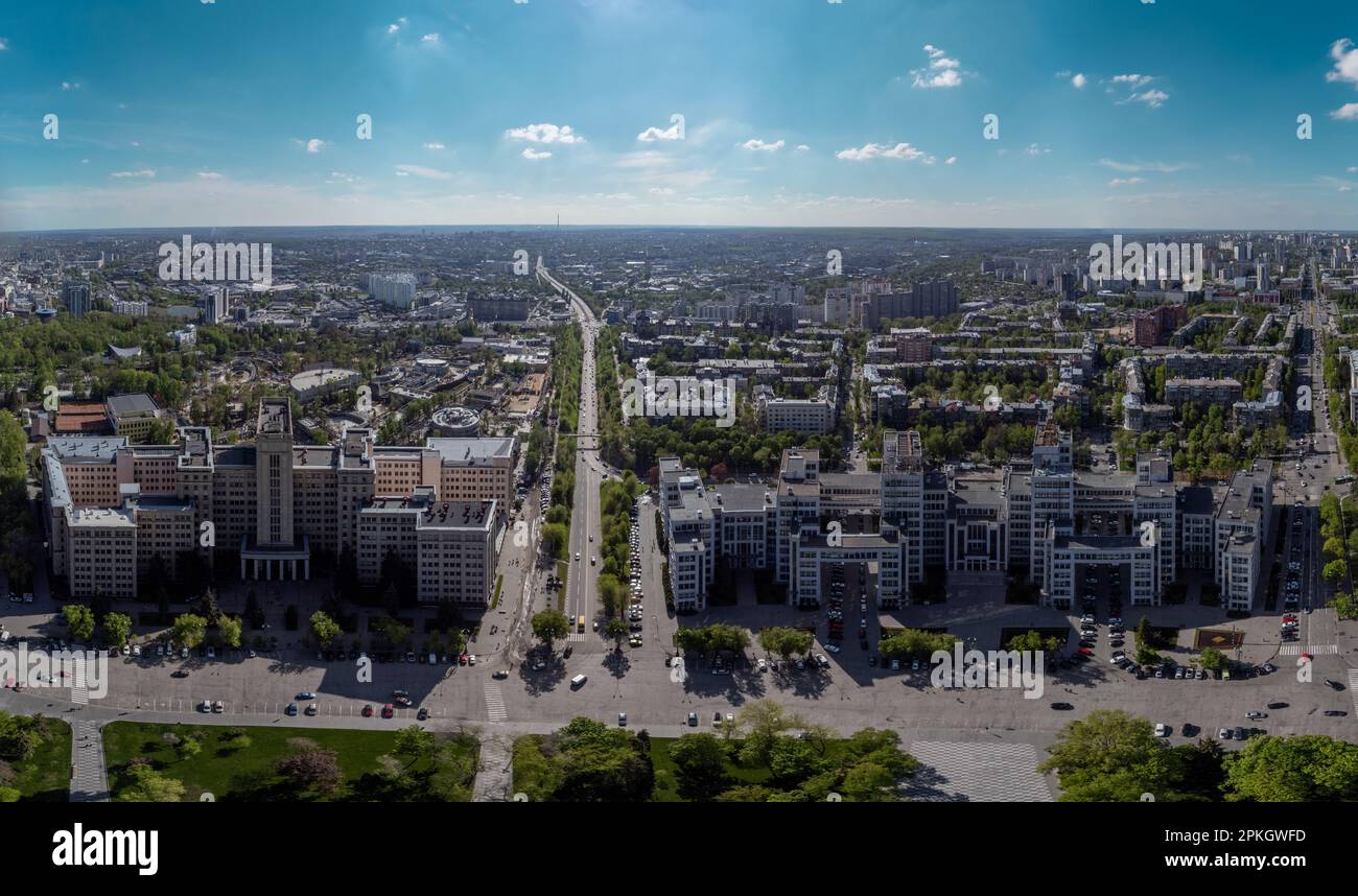 Vue panoramique aérienne sur Derzhprom et les principaux bâtiments de l'université nationale de Karazin au printemps. Kharkiv, Ukraine Banque D'Images