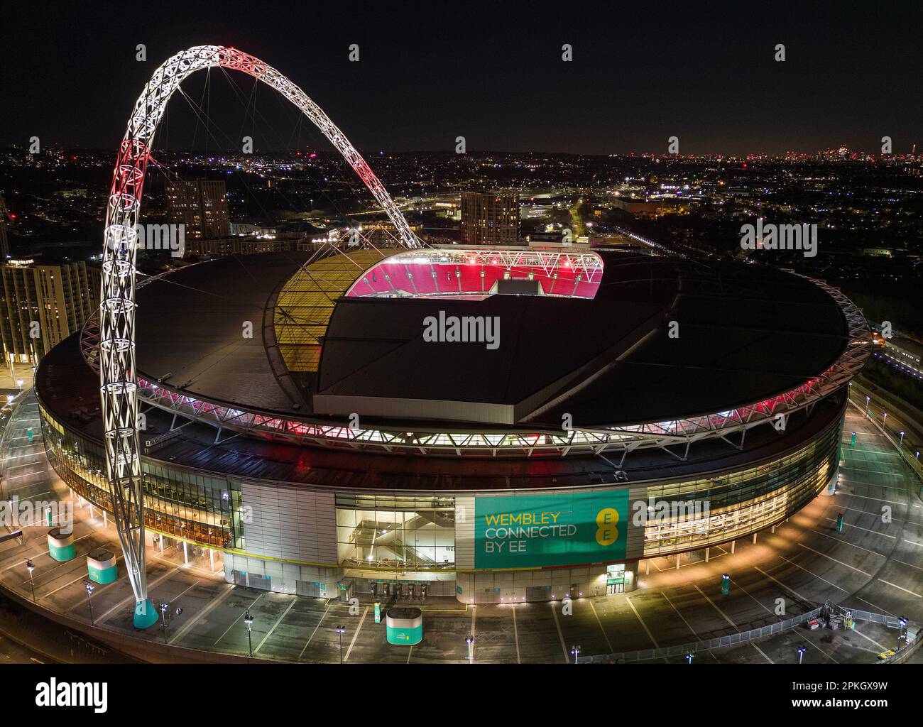 Londres, Royaume-Uni. 6th avril 2023. Une vue générale du stade Wembley avec la célèbre arche illuminée en blanc et rouge après le match féminin de CONMEBOL/UEFA Finalissima au stade Wembley, Londres. Le crédit photo devrait se lire: Paul Terry/Sportimage crédit: Sportimage/Alay Live News Banque D'Images