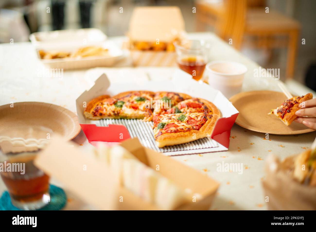 Table à manger avec plats à emporter Banque D'Images