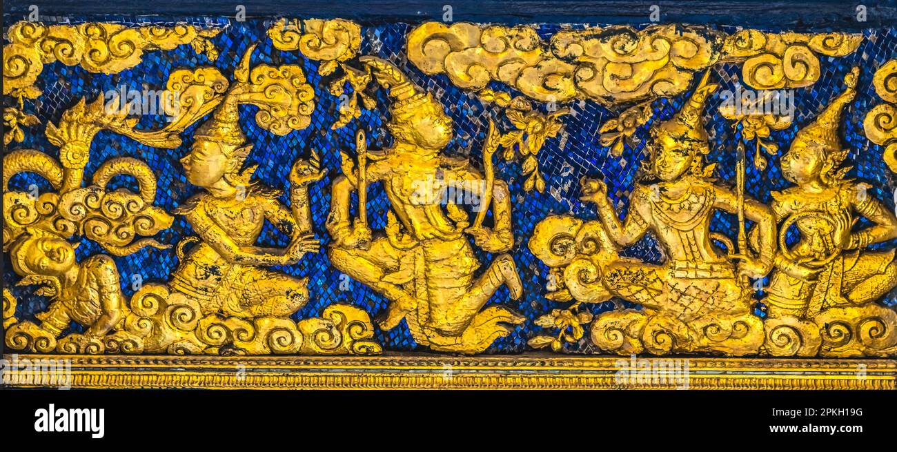 Ancien mur d'images bouddhistes bleues d'or Grand Palais Bangkok le Palais de Thaïlande a été la maison du roi de Thaïlande de 1782 à 1925 Banque D'Images