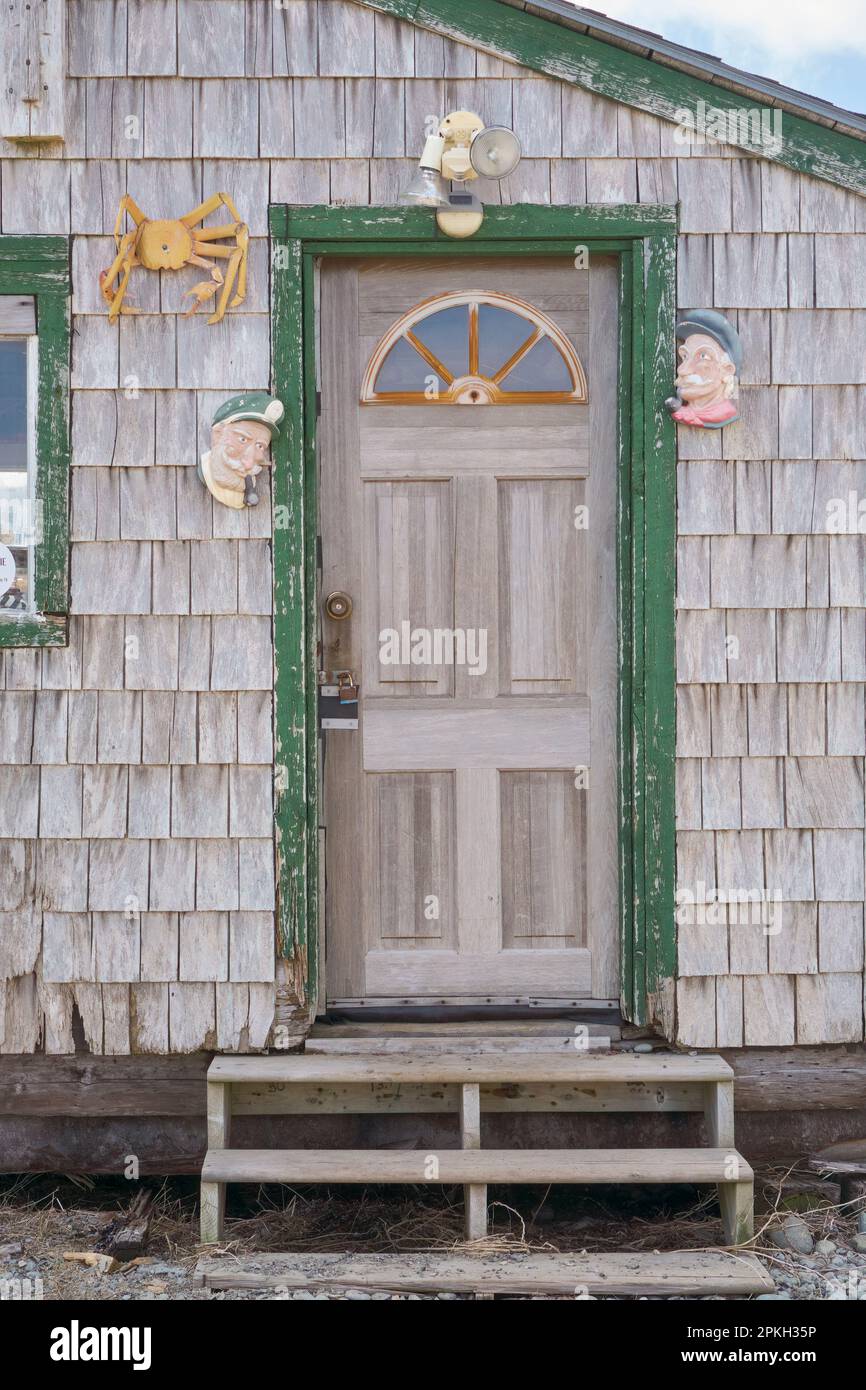 Ancienne porte d'une ancienne cabane à poissons située dans le port de Gabarus, en Nouvelle-Écosse. Banque D'Images