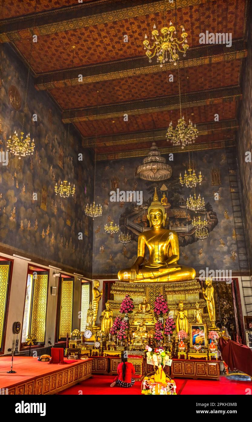 Prière du Bouddha d'or dans le temple bouddhiste de la salle principale Wat Ratchanaddaram Worawihan Bangkok Thaïlande. Construit en 1864 par le roi Rama III Banque D'Images