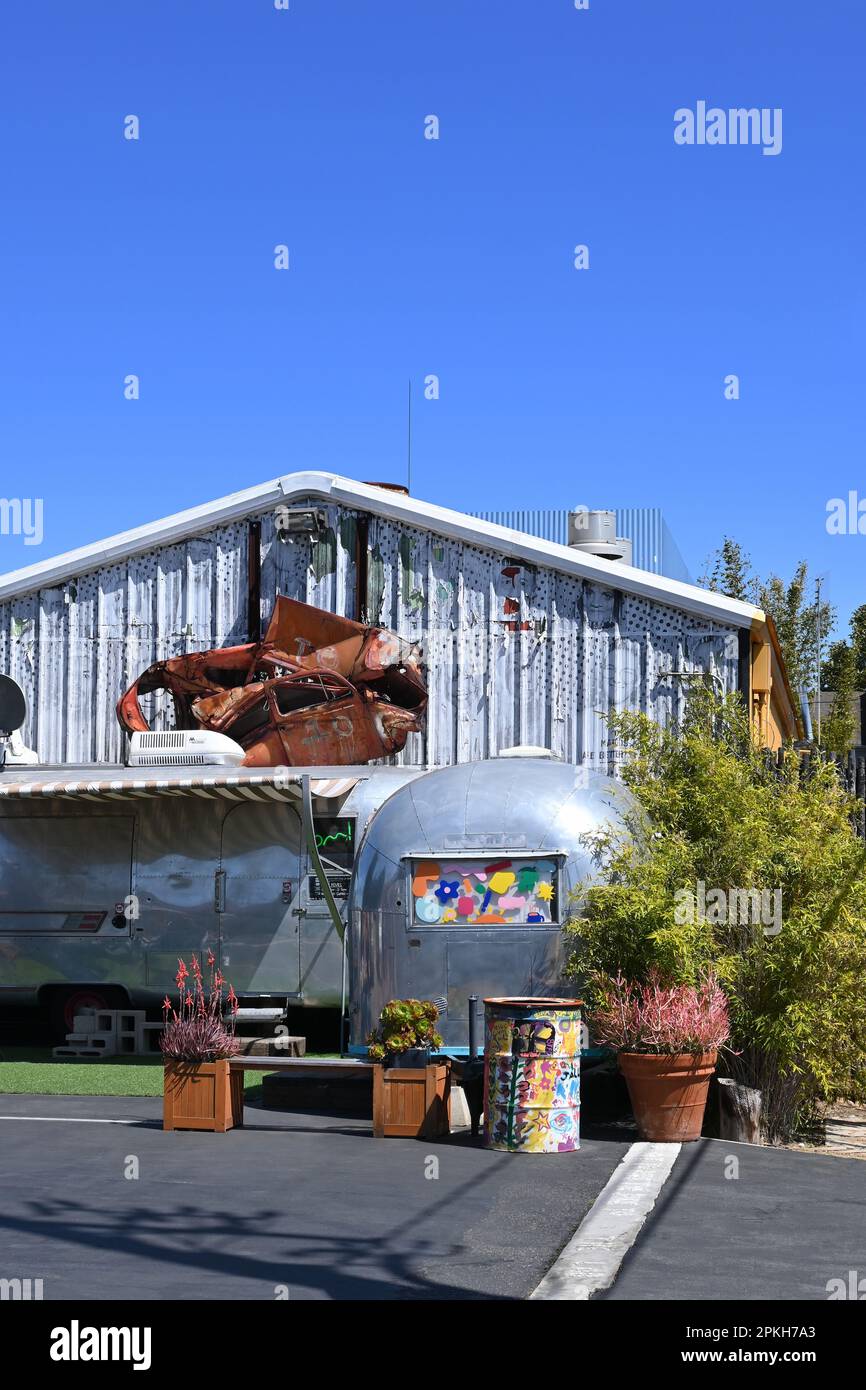 COSTA MESA, CALIFORNIE - 4 avril 2023 : les remorques de flux aérien sont transformées en magasins au LAB anti Mall. Banque D'Images