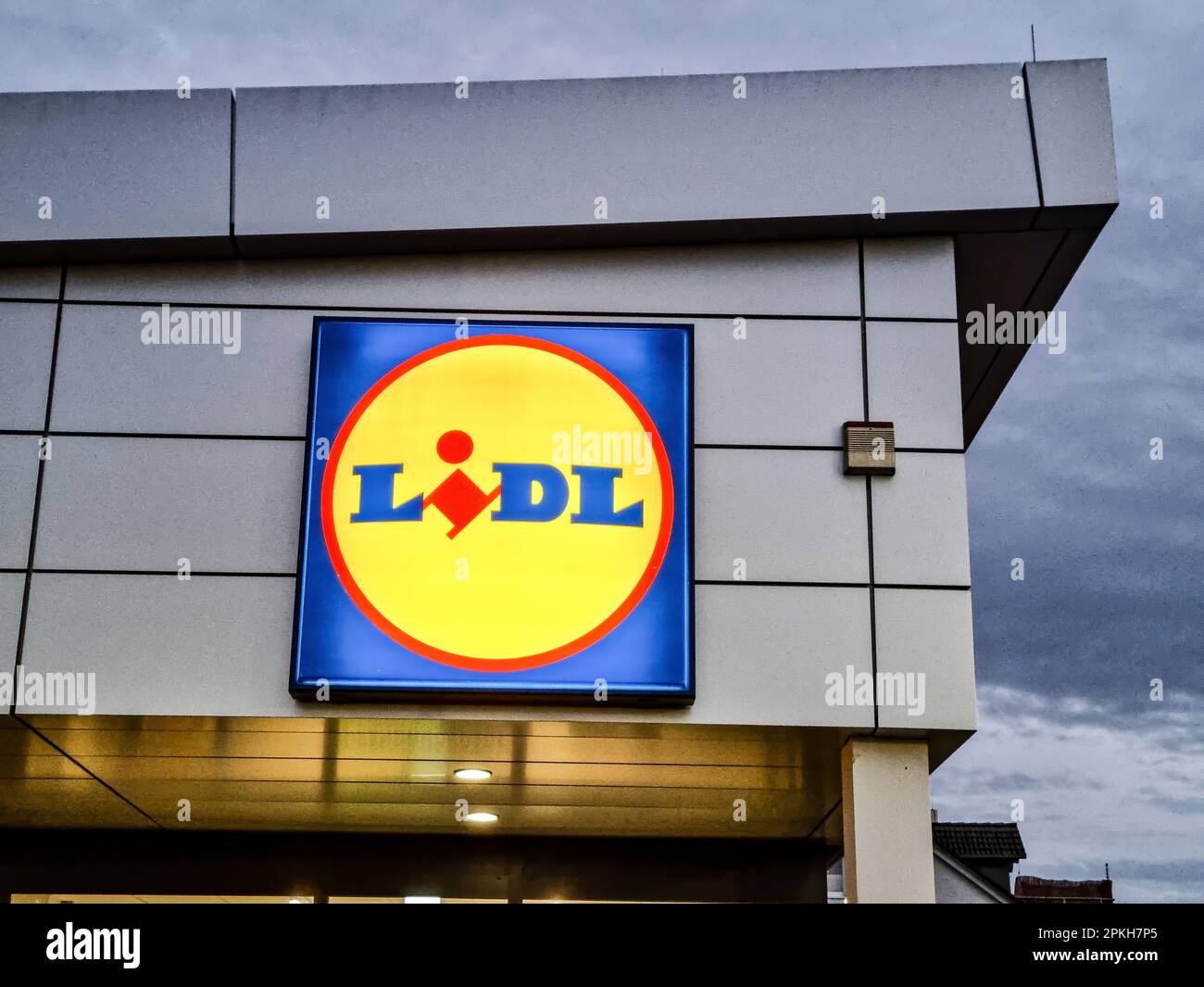 WETZLAR, HESSE, ALLEMAGNE 12212022 LOGO LIDL à l'heure bleue sur la