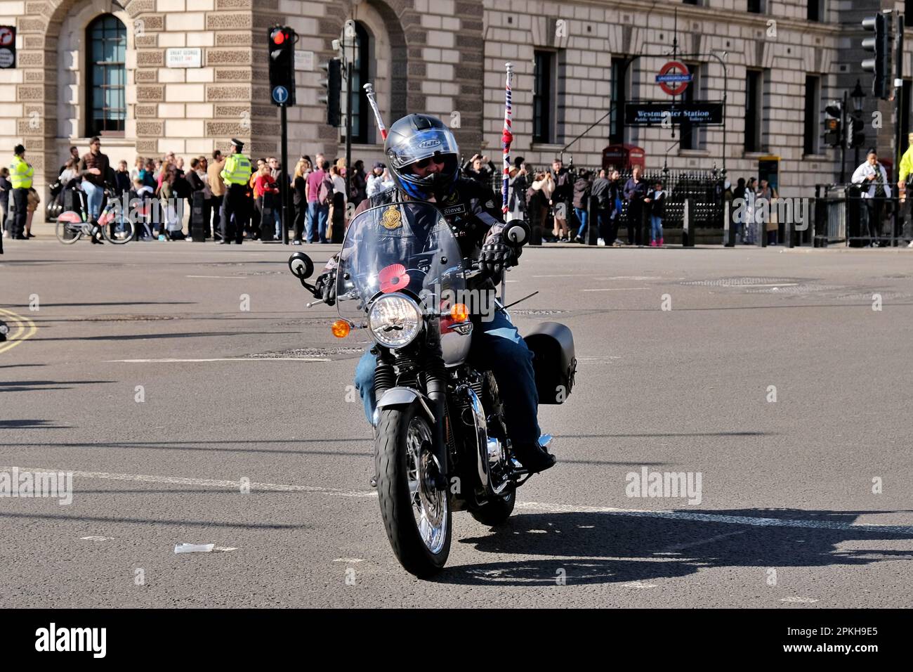 Londres, Royaume-Uni. 25th mars 2023. Rolling Thunder, un groupe d'anciens combattants de la HM Forces et de leurs partisans, à la mémoire de feu sa Majesté la reine Elizabeth II Un millier de motocyclistes auraient pris part à l'événement, qui a commencé à Windsor et se termine sur la place du Parlement. Crédit : onzième heure Photographie/Alamy Live News Banque D'Images