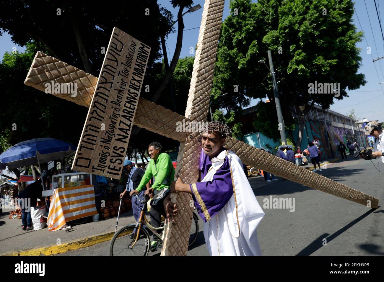 Mexico, Mexique. 7th avril 2023. Les Nazaréens marchent dans les rues dans la représentation de 180th de la passion et de la mort du Christ dans la municipalité d'Iztapalapa à Mexico, Mexique. Sur 7 avril 2023 à Mexico, Mexique (Credit image: © Luis Barron/eyepix via ZUMA Press Wire) USAGE ÉDITORIAL SEULEMENT! Non destiné À un usage commercial ! Crédit : ZUMA Press, Inc./Alay Live News Banque D'Images